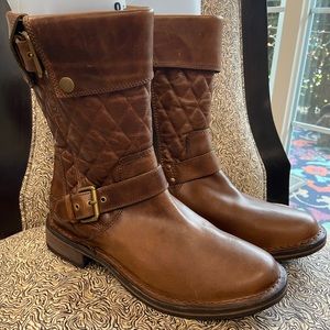 (SOLD) UGG Quilted Leather, sheepskin lined, Boots. 7.5